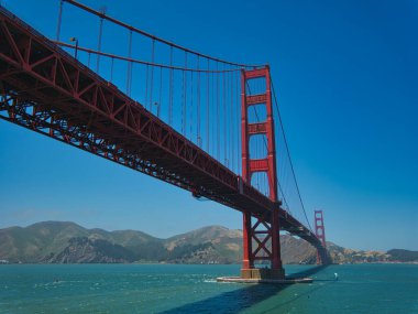 San Francisco 'daki Golden Gate Köprüsü' nün etkileyici büyüklüğü.