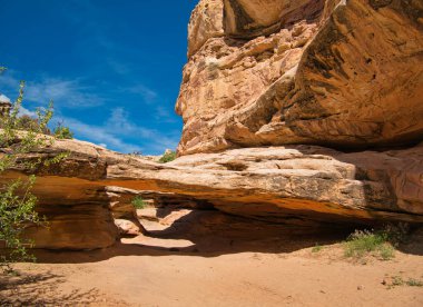 Kapalı geçitleri ve küçük mağaraları olan fantastik kaya oluşumları