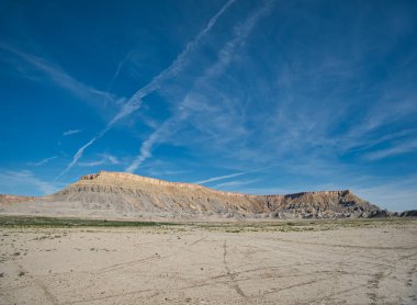 Dağ sırası gibi düz bir düzlük, bir masanın önünde.