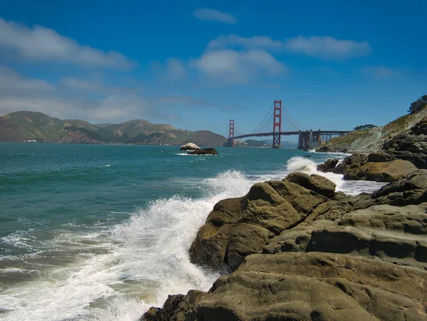 Een Rotsachtige Kust Met Rode Golden Gate Bridge Achtergrond — Stockfoto