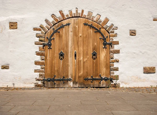 Kanatlı Ahşap Kapı Güzel Dövülmüş Kapı — Stok fotoğraf