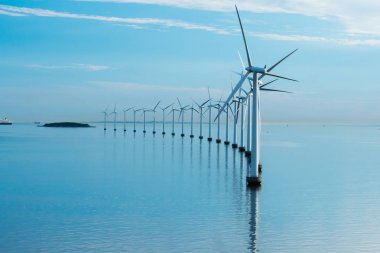Offshore Rüzgar gülü park alternatif enerji. sabah, Danimarka yansıması ile deniz'daki yel değirmenleri