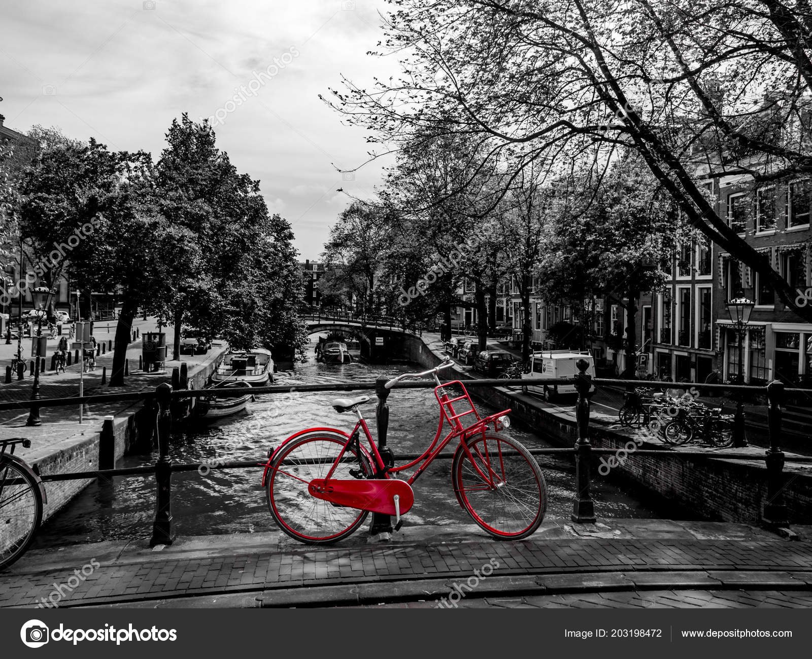 Amsterdam, 6. Juni 2017 roten Fahrrad Steh auf einer