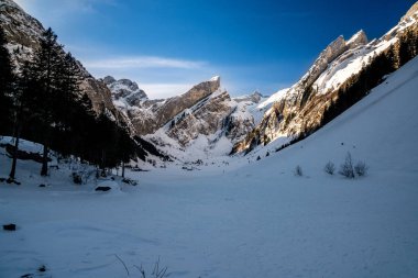 Seealpsee, İsviçre dağlar kış mavi gökyüzü sırasında