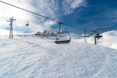 Ski lift arosa İsviçre mavi gökyüzü kışın