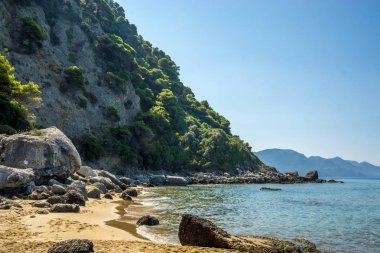 yeşil uçurum ve temiz su krofu ile plaj