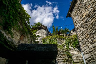 iki taş binalar eski köy İsviçre arasındaki yolu