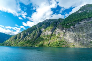 Norveç fiyortları büyük uçurum küçük tekne