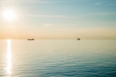 gün batımı tekne okyanus silüeti üzerinde sırasında büyük taşıyıcı gemisi