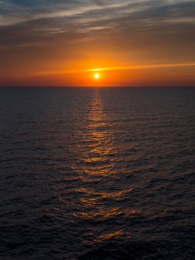 Bir cruiseship günbatımı