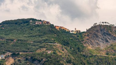 İtalya sarp bir tepe üzerinde küçük köyü