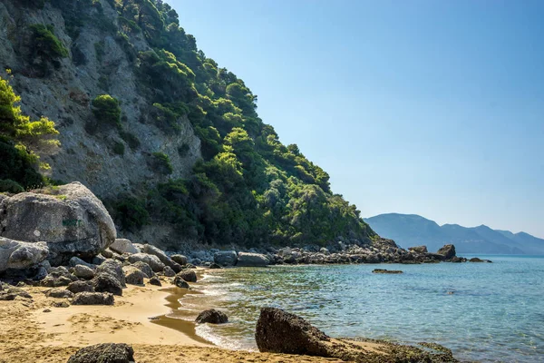 yeşil uçurum ve temiz su krofu ile plaj