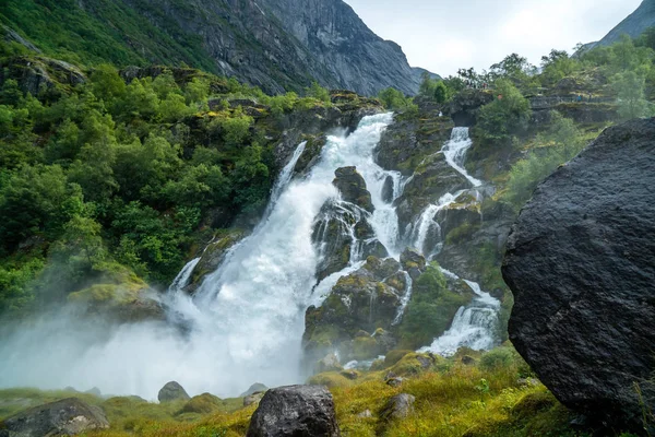 Yukarıda da görüleceği Norveç'te güçlü şelale