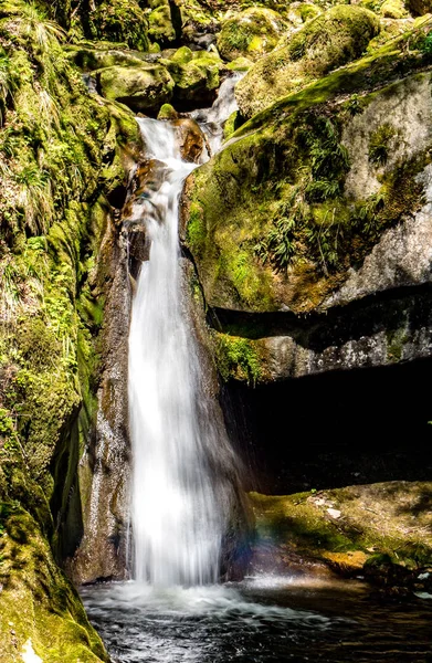 Cascada Con Poco Arco Iris Musgo Verde Agua Suave — Foto de Stock
