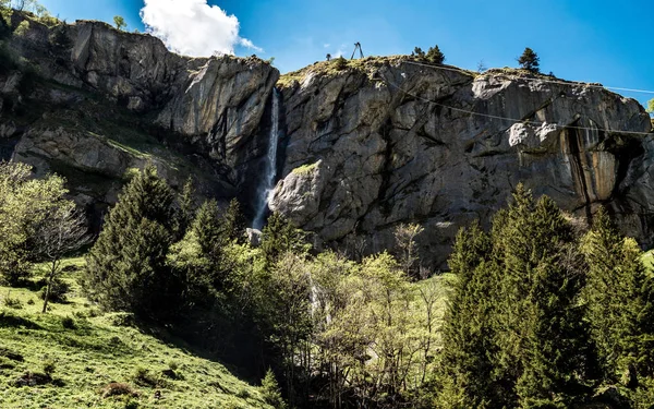 Cascada pequeña en acantilado empinado en engelberg, Suiza — Foto de Stock