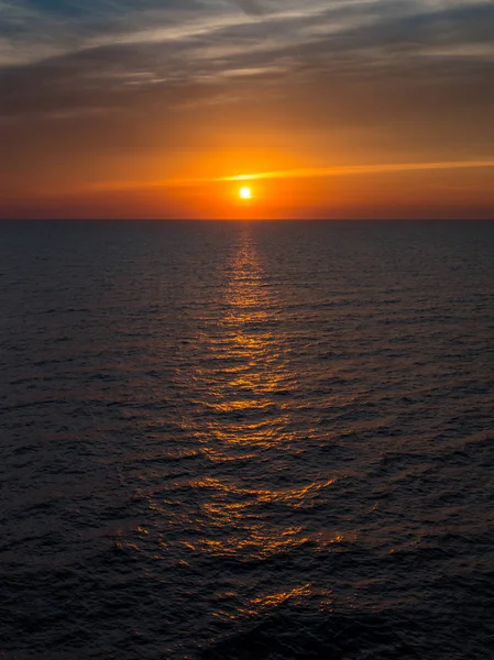 Bir cruiseship günbatımı