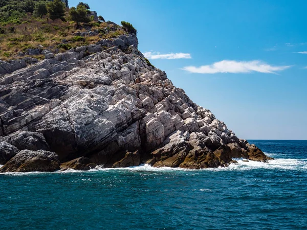 cliff ve kayalar İtalya ile sahil