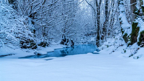 Ruscello ghiacciato acqua veramente blu neve Immagini Stock Royalty Free