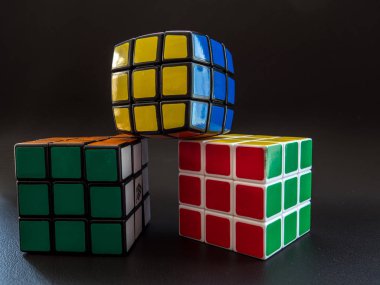 farklı türleri rubik küpü, siyah beyaz ve siyah arka plan stüdyo ışık yuvarlak
