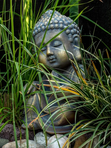 Decoração Buda Estátua Pouco Jardim Livre Coberto Com Grama Ensolarada — Fotografia de Stock