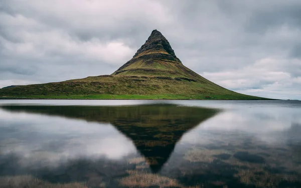Snaefellsnes Kirkjufell Kirkjufell の美しい水の反射は本当に美しいアイスランド自然が水を滑らか — ストック写真