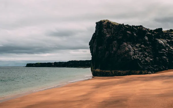 Plage Skardsvik Unique Plage Dorée Iceland Avec Des Falaises Pierre — Photo