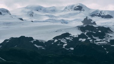 İzlanda bulutlar tele lens kaplı bir dağ buzulu