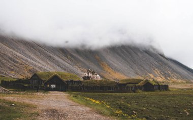 İzlanda eski viking köy sisli hill ile. eski ahşap binalar çim kaplı