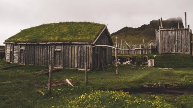 İzlanda eski viking köy sisli hill ile. eski ahşap binalar çim kaplı