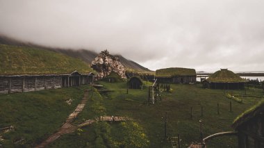 İzlanda eski viking köy sisli hill ile. eski ahşap binalar çim kaplı