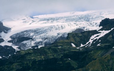 bulutlar buzul kaplı güzel İzlanda sahne buzul ve otlak,