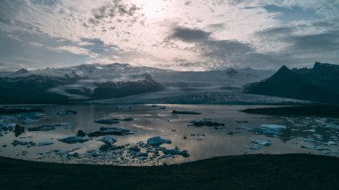 İzlanda dron gölünde buzul havadan görünümü