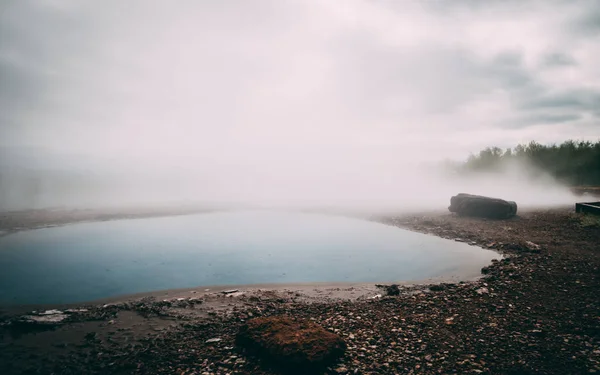 Geysir Horký Pramen Velmi Modré Vody Párou Islandu — Stock fotografie