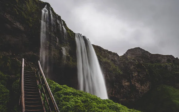 Seljalandsfoss Vodopád Islandu Průchodu Pod Vodopád Dlouhou Dobu Expozice Grenn — Stock fotografie