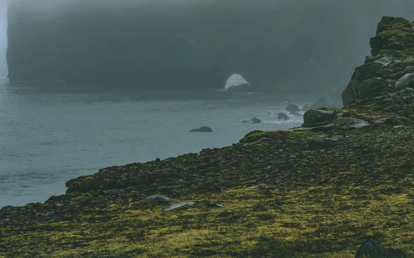 Mar Duro Con Costa Iceland Mucha Niebla — Foto de Stock