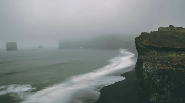 Узбережжя Чорним Піщаним Пляжем Великими Хвилями Туманна Берегова Лінія — стокове фото