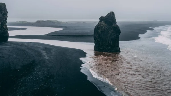 Fekete Homokos Strandjától Izland Nagy Rock Cliff Ködös Hangulat — Stock Fotó