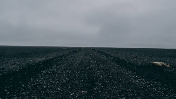 черная скальная тропа без людей в ледяном одиночестве
