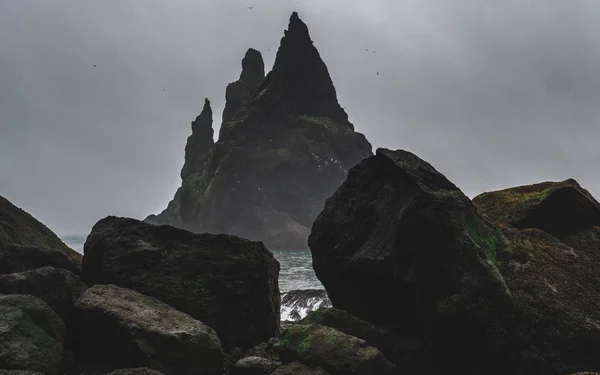 Reynisdrangar Com Monte Pássaros Nele Não Pessoas Sem Pessoas — Fotografia de Stock