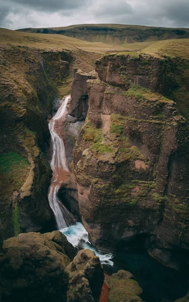 Fjadrargljufur Canyon Izlandon Kék Víz Felhős Igazán Gyönyörű Canyon — Stock Fotó