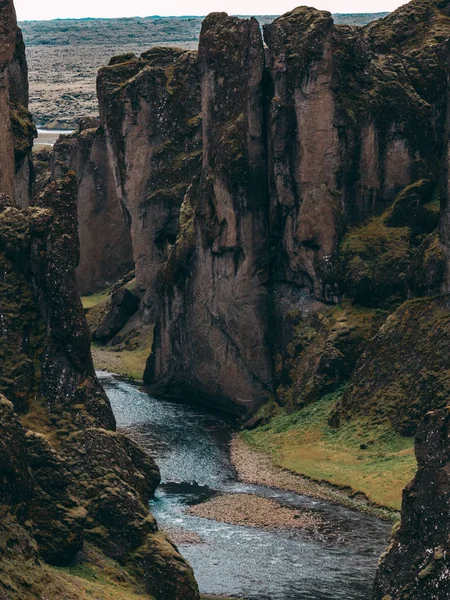Fjadrargljufur Φαράγγι Στην Ισλανδία Γαλάζια Νερά Και Συννεφιασμένο Ουρανό Πραγματικά — Φωτογραφία Αρχείου