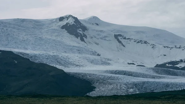 Ledovce Islandu Hoře Pokryta Mraky Tele Objektiv — Stock fotografie