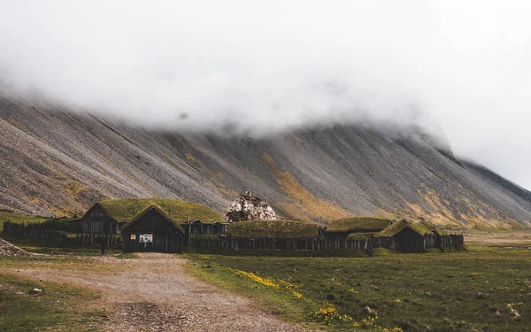 Gamla Vikingabyn Island Med Dimmigt Hill Gamla Träbyggnader Täckt Gräs — Stockfoto