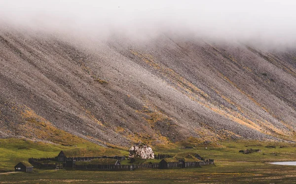 Velha Aldeia Viking Islândia Com Uma Colina Nebulosa Antigos Edifícios — Fotografia de Stock