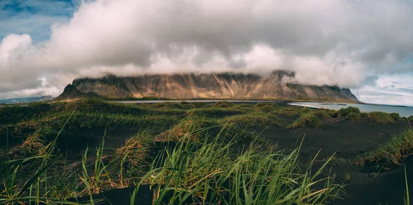 Nagy Felhő Tartozó Vestrahorn Stokksnes Izland Fekete Homokos Tengerpartján Festői — Stock Fotó