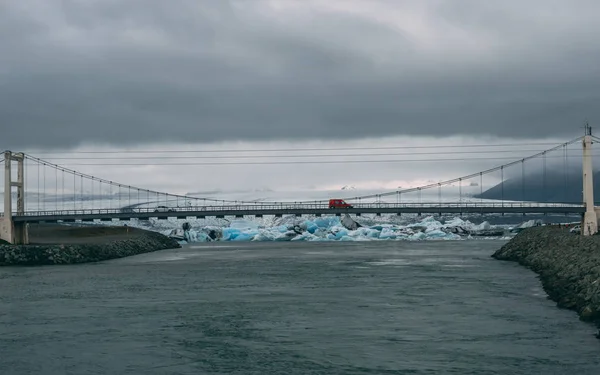 赤い車の裏手 アイスランド氷河ラグーンと橋の上 — ストック写真