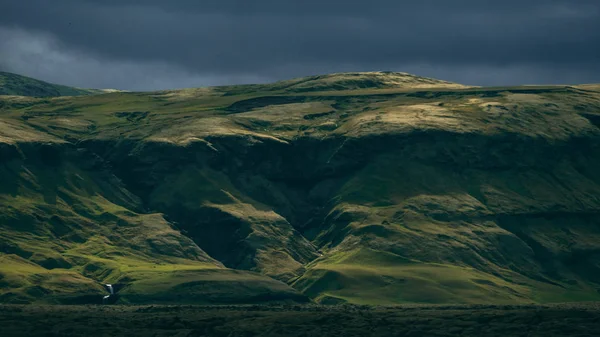 Piękne Krajobrazy Islandii Ciemnego Nieba Użytki Zielone Islandii Słoneczny — Zdjęcie stockowe