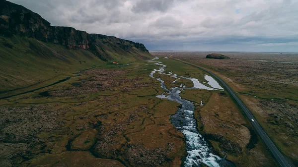 Vista Aérea Rio Com Grandes Falésias Iceland Drone — Fotografia de Stock