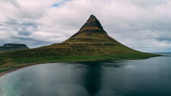 Вид Kirkjufell Ісландії Гора Drone — стокове фото