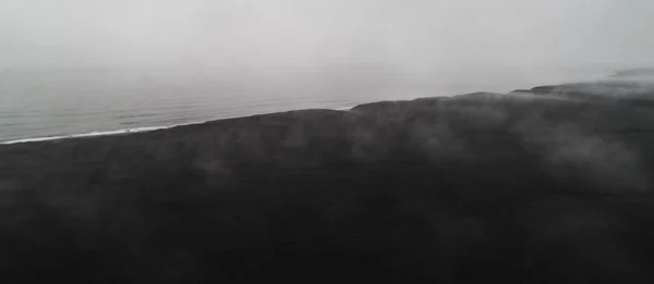 Vista Aérea Playa Arena Negra Con Niebla Iceland Drone —  Fotos de Stock